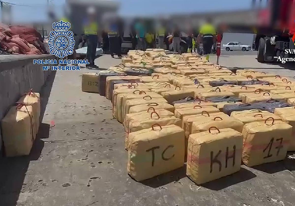 Interceptan al sur de Canarias una embarcación con más de seis toneladas de hachís