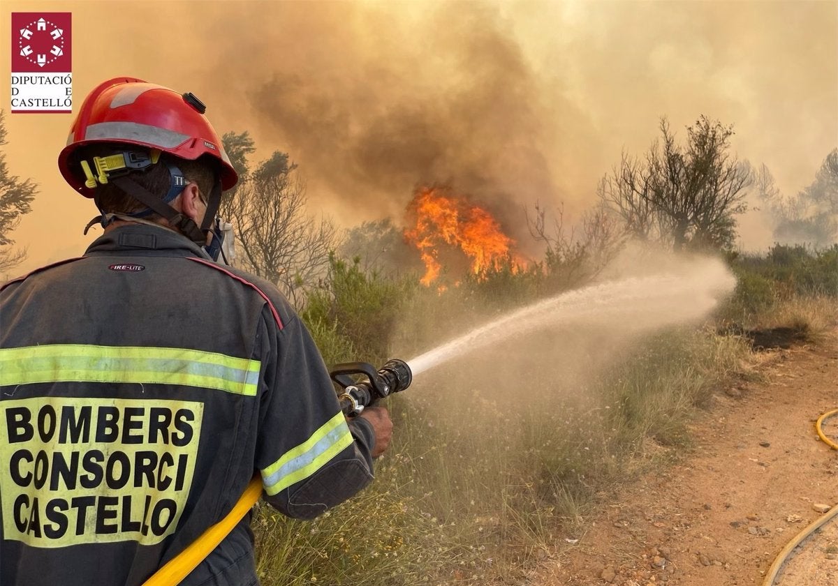 Imagen de archivo de un bombero apagando un incendio en Castellón