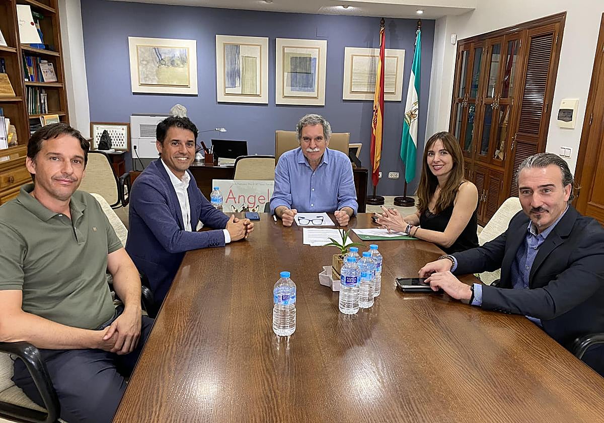 El director de la Fundación Cajasur junto al delegado de Educación