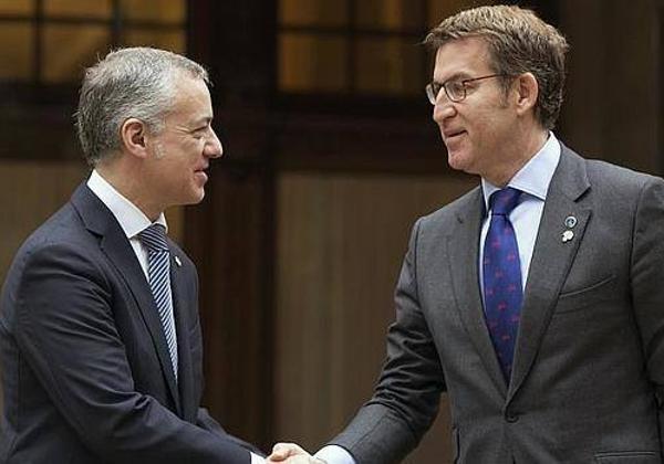 Urkullu esquiva a Feijóo y le insiste en que negocie la investidura con el PNV