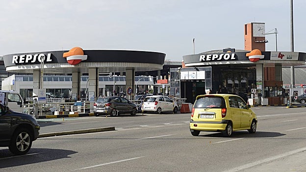 Imagen antes - La gasolinera, en uso, y la superficie que ocupaba ya vacía