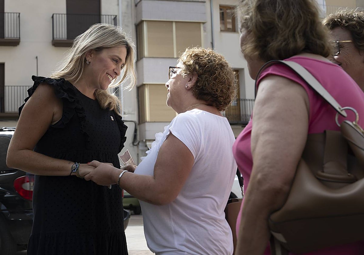 Imagen de la presidenta Barrachina con tres vecinas de Castellón