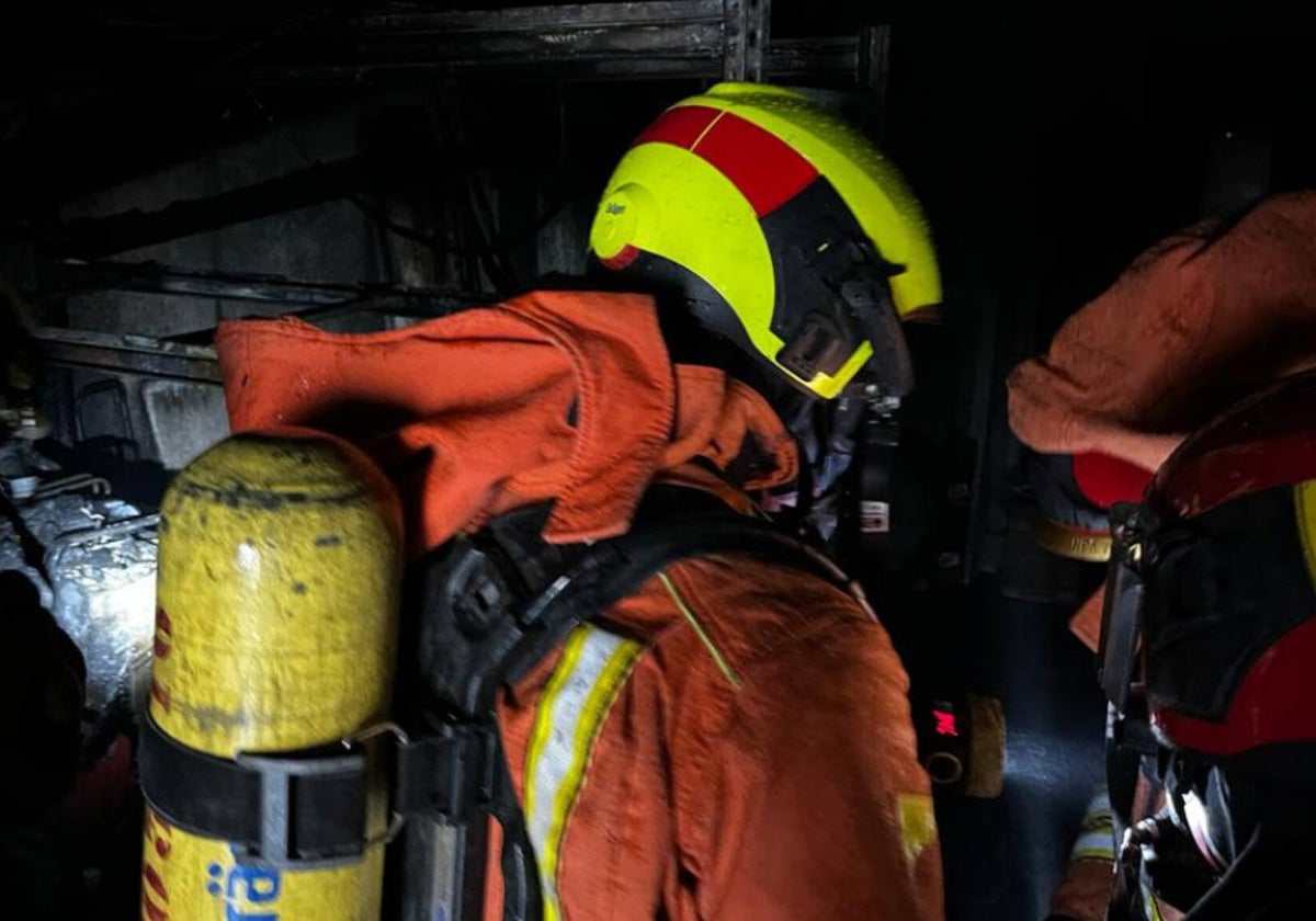 Imagen de archivo de un bombero en el incendio de una vivienda