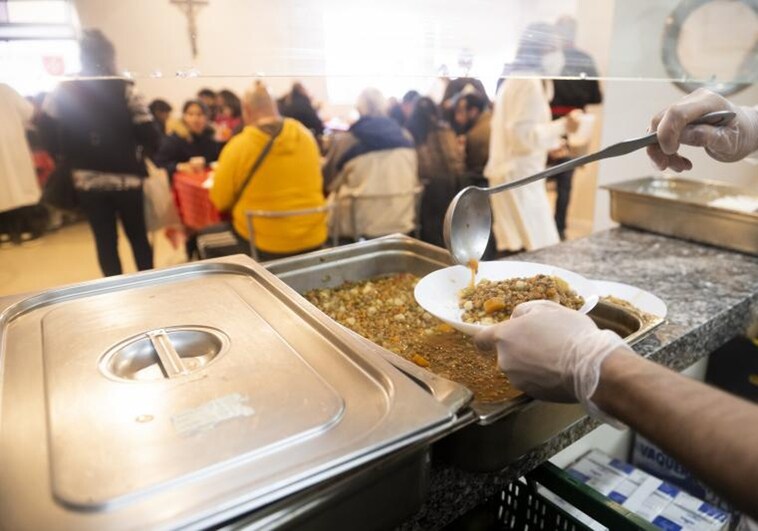 Trabajador de comedor social sirviendo una ración