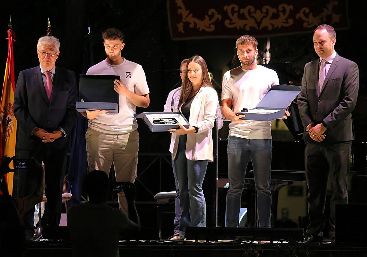 Los pregoneros junto al alcalde de Illescas, José Manuel Tofiño