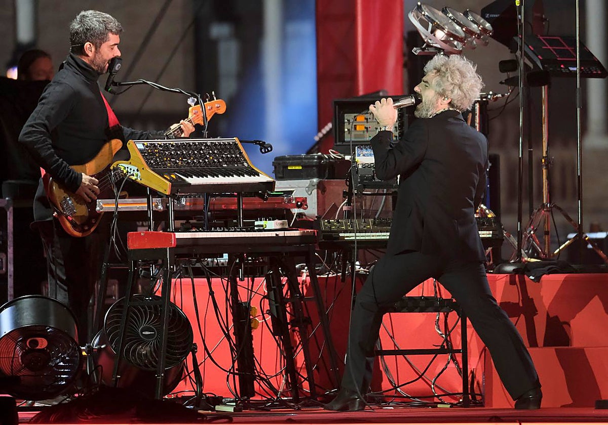 El cantante Abraham Boba (d) y el bajista Eduardo Baos, del grupo León Benavente, durante un concierto en 2019