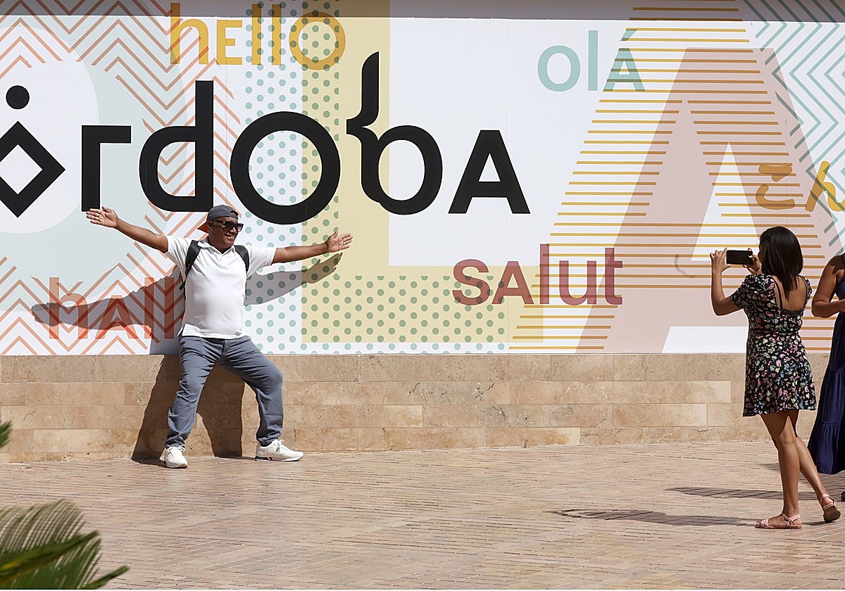 Un visitante posa para una foto