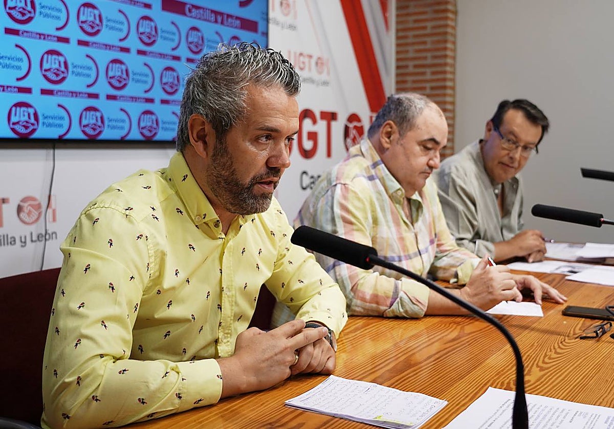 El secretario de Acción Sindical y Diálogo Social UGT Castilla y León, Raúl Santa Eufemia; su secretario autonómico de Servicios Públicos, Tomás Pérez, y el secretario de Acción Sindical y del sector autonómico de UGT Servicios Públicos, Carlos Arenas, exigen explicaciones a Empleo sobre la reestructuración del Ecyl