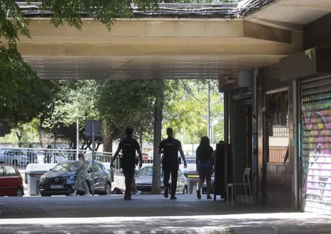 Imagen secundaria 1 - La Policía Nacional interviene, este jueves, en la calle Moncada