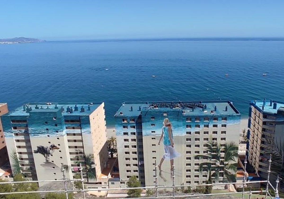 El mural 'tapa' los edificios frente al mar, pero a la vez recrean una imagen playera.