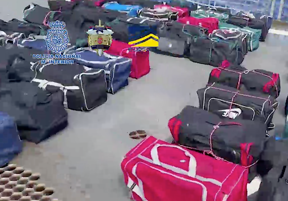 Transportaban la droga en bolsas de deporte dentro del velero