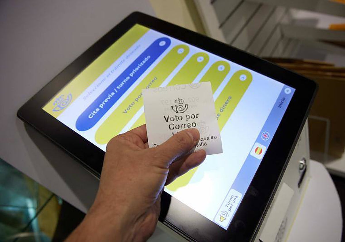 Imagen de una pantalla de una oficina de Correos