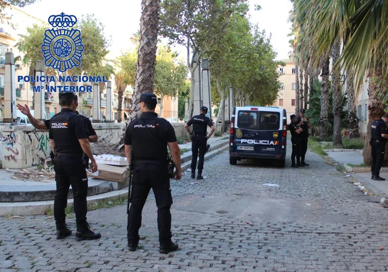 Imagen del dispositivo de la Policía Nacional en el distrito Maritim de Valencia