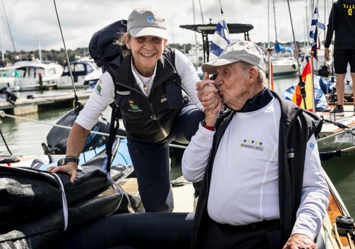 La Infanta Elena y Don Juan Carlos a bordo del 'Bribón', este viernes, en la Isla de Wight (Cowes, Inglaterra)