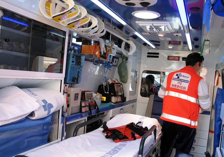 Interior de una ambulancia Sacyl en una imagen de archivo