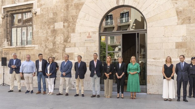 Imagen del minuto de silencio frente al Palau de la Generalitat