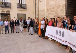 Los diputados de Vox y la presidenta de las Cortes Valencianas evitan situarse tras la pancarta contra el crimen machista de Alzira