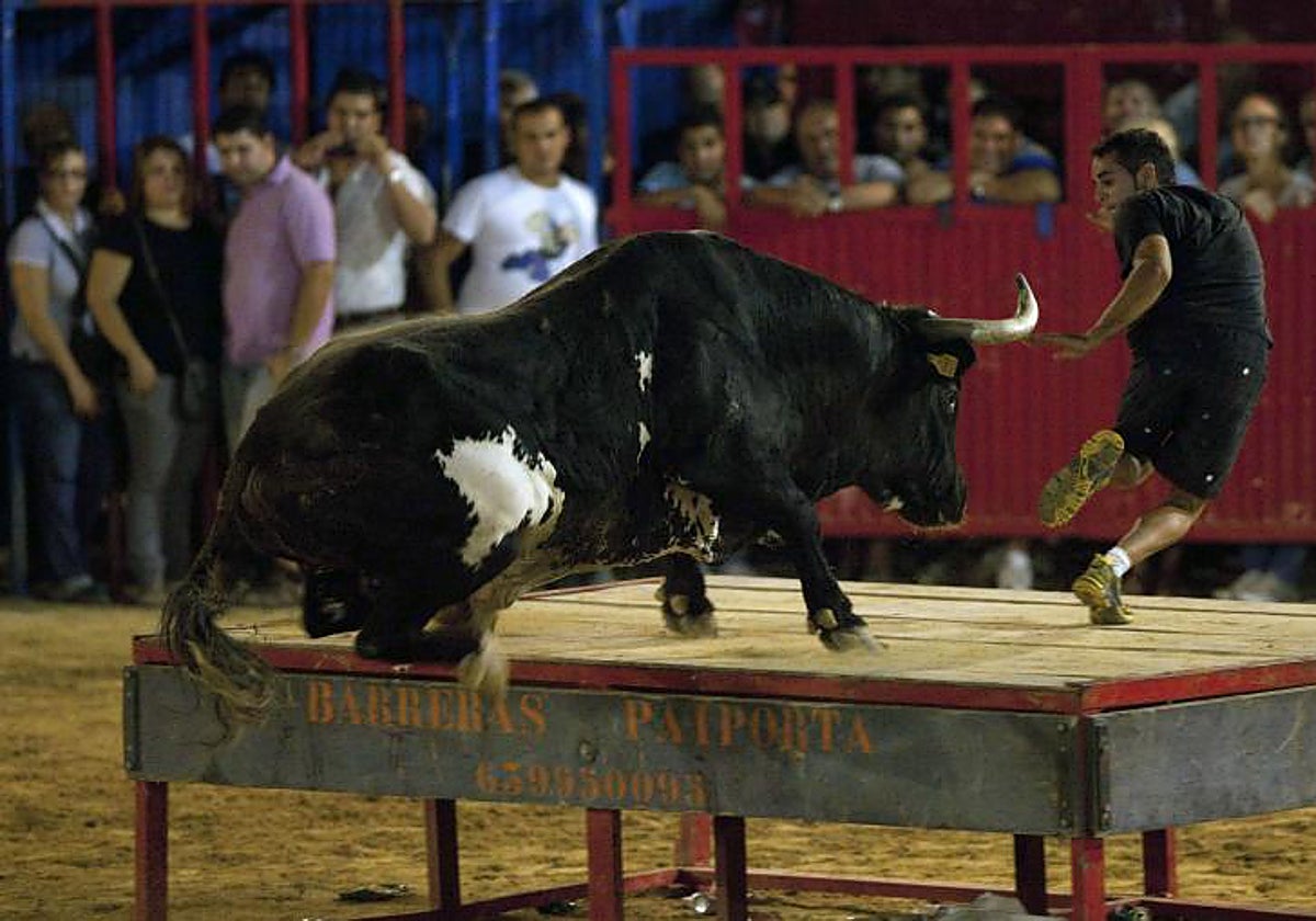 Imagen de archivo de un festejo taurino de 'bous al carrer' en la provincia de Valencia.