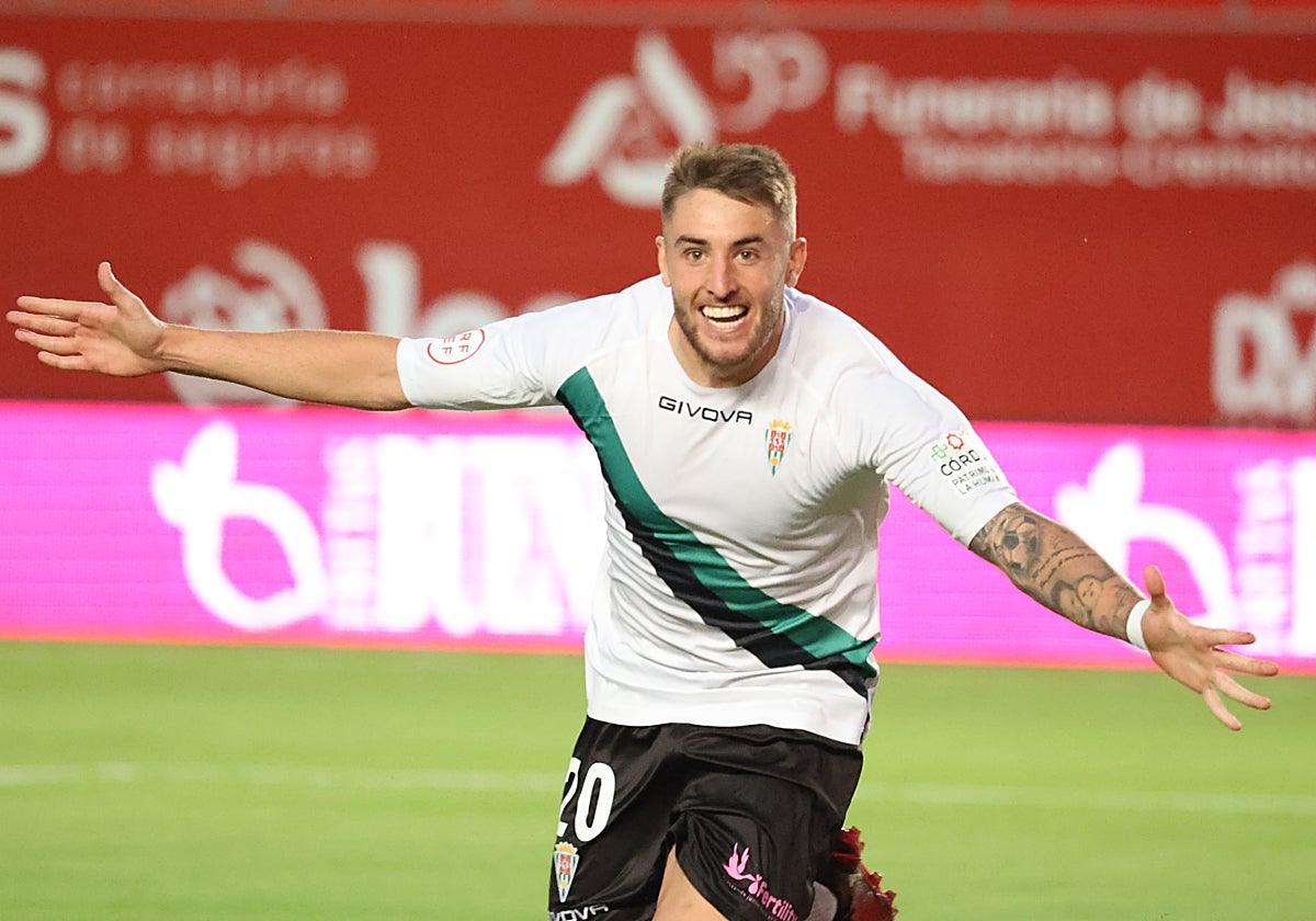Antonio Casas celebra un gol en el Enrique Roca