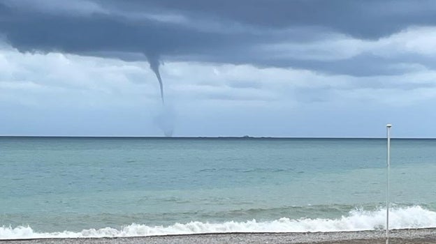 Imagen de la manga de mar avistada en la costa de Burriana, difundida por AEMET en sus redes sociales.