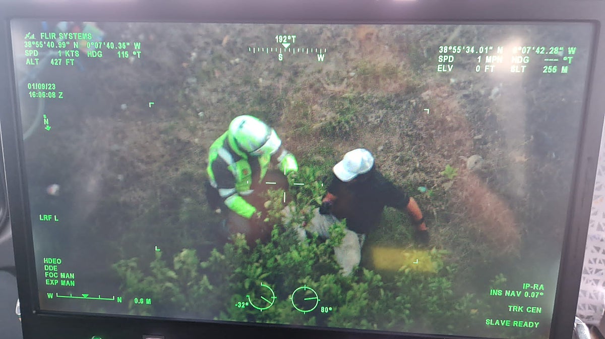 Imagen facilitada por la Guardia Civil de su intervención ante el intento de sabotaje.