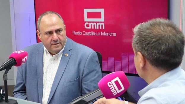 El Ministro de Agricultura, Ganadería y Desarrollo Rural, Julián Martínez Lizán, entrevistado por el periodista Jorge Jaramillo