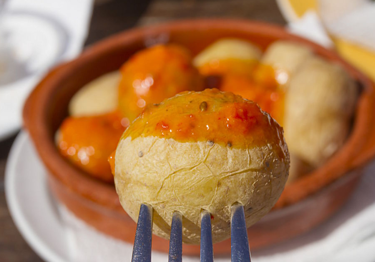 Plato de papas arrugadas con mojo picón en foto de archivo