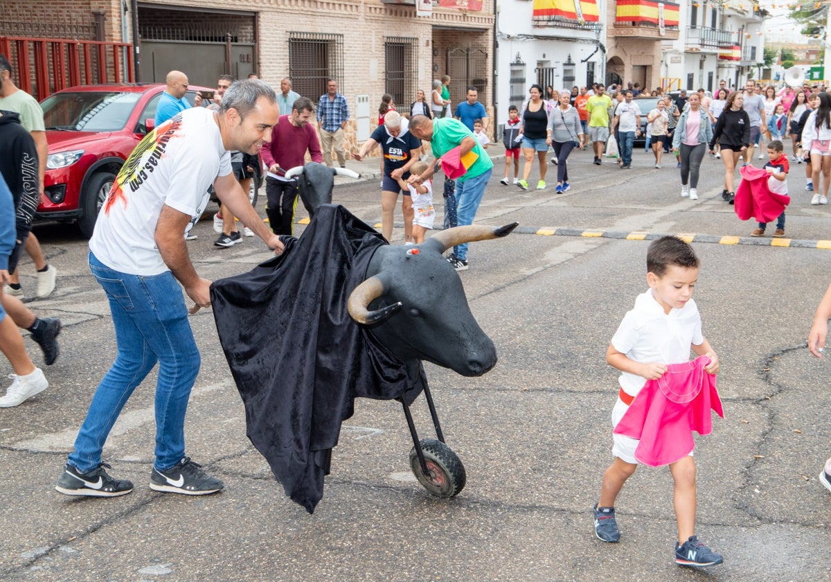 Pequeños y familias tomaron la calle junto a los carretones de toros