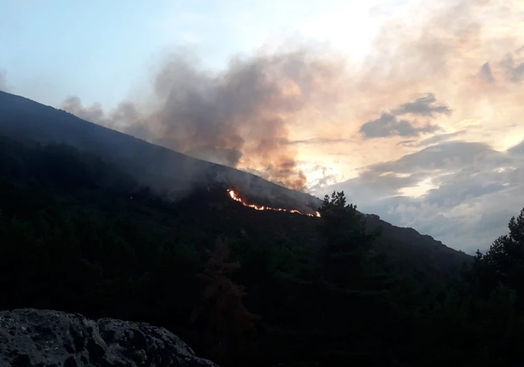 Incendio forestal en Nava del Barco