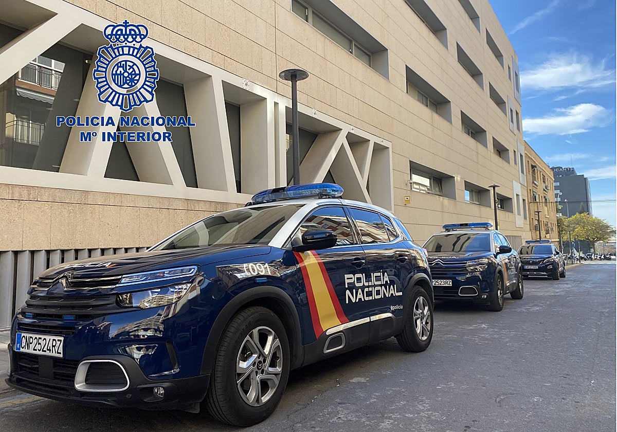 Vehículos patrulla aparcados junto a la Comisaría Provincial de la Policía Nacional en Alicante.