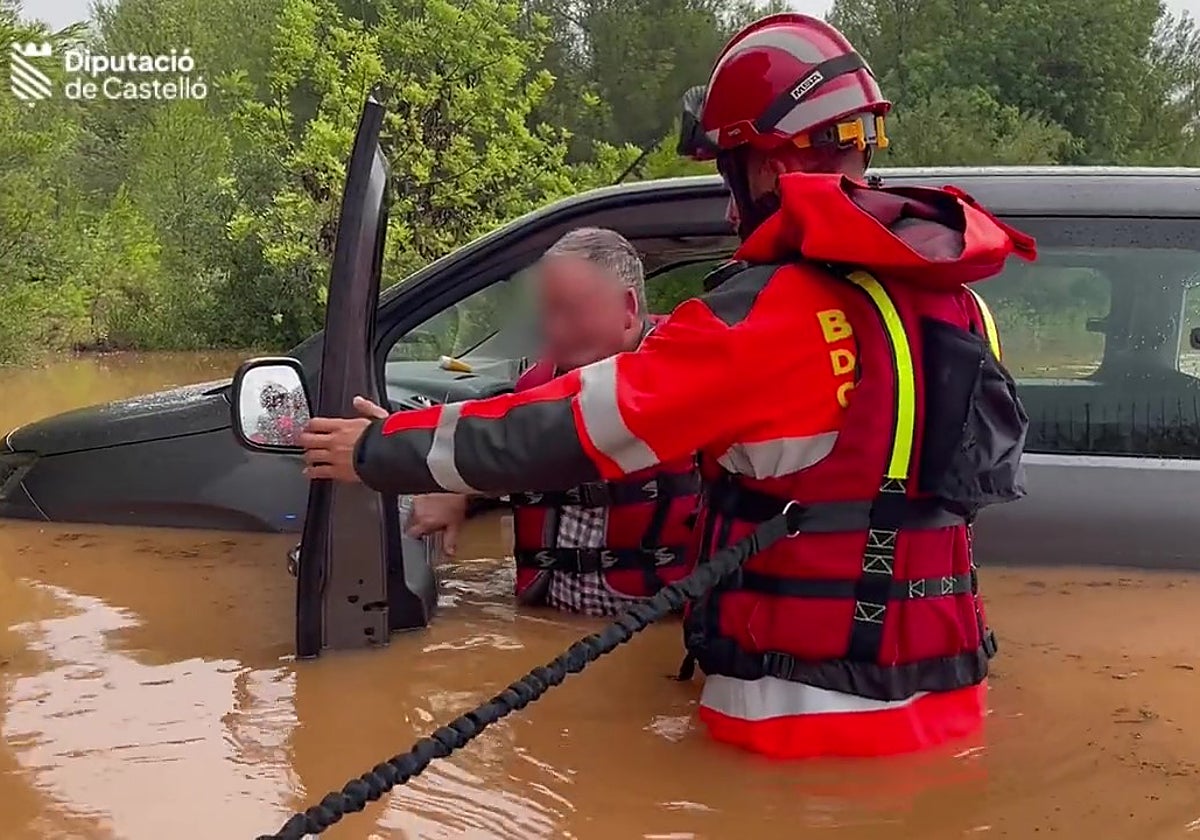 Bomberos del Consorcio Provincial de Castellón rescatan a un conductor atrapado por las inundaciones, este domingo.