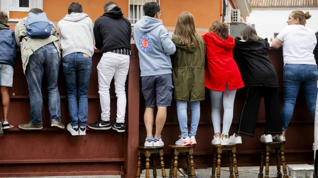 Un restaurante presta taburetes a amigos y empleados