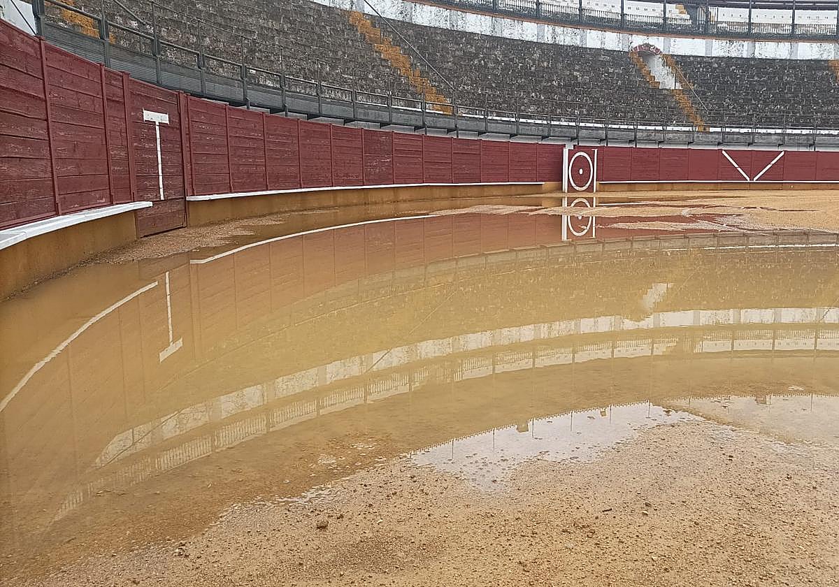 Estado impracticable que presenta el albero de la Plaza de Toros de Priego de Córdoba
