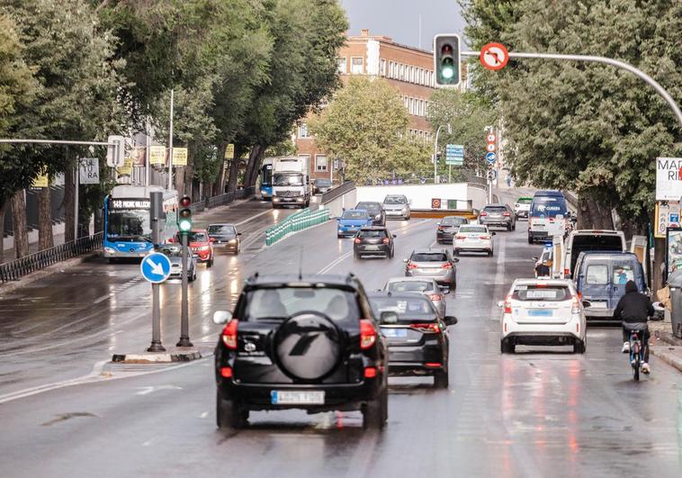 Varios coches circulando bajo la lluvia.