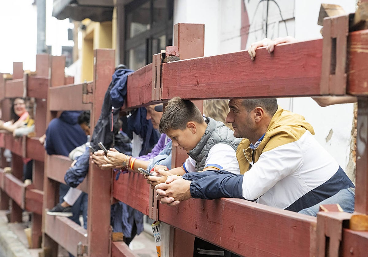 Veteranos y noveles esperando el encierro tras la talanquera