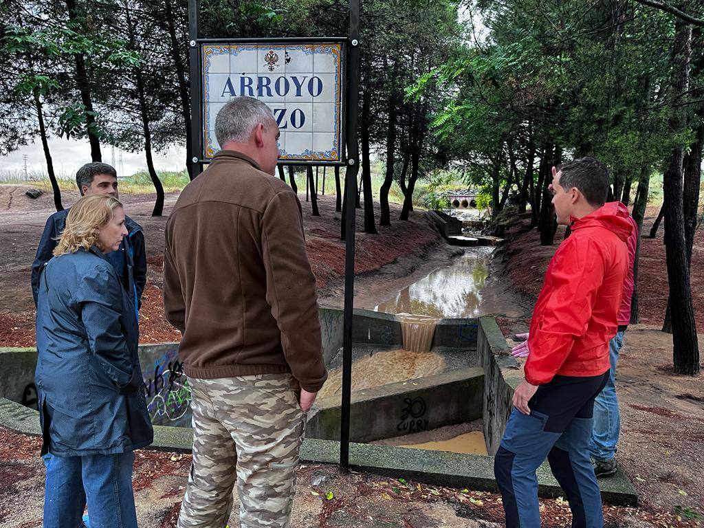 El alcalde, Carlos Velázquez, en uno de los arroyos desbordados