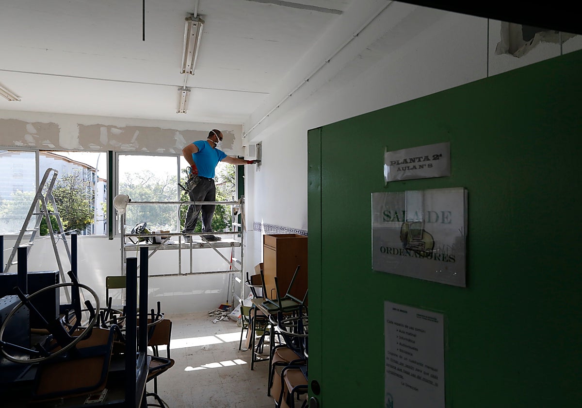 Un operario realiza una intervención en una obra en un colegio de Córdoba