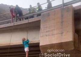 Rescatan con cuerdas a una pareja que quedó atrapada por el agua en una rambla de la localidad granadina de Albuñol