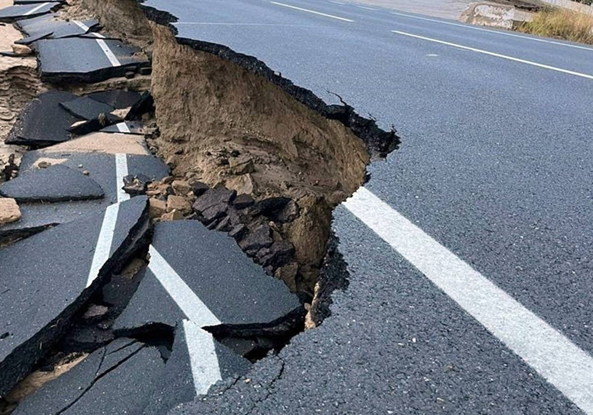 Enorme socavón en una de las calzadas de la red provincial