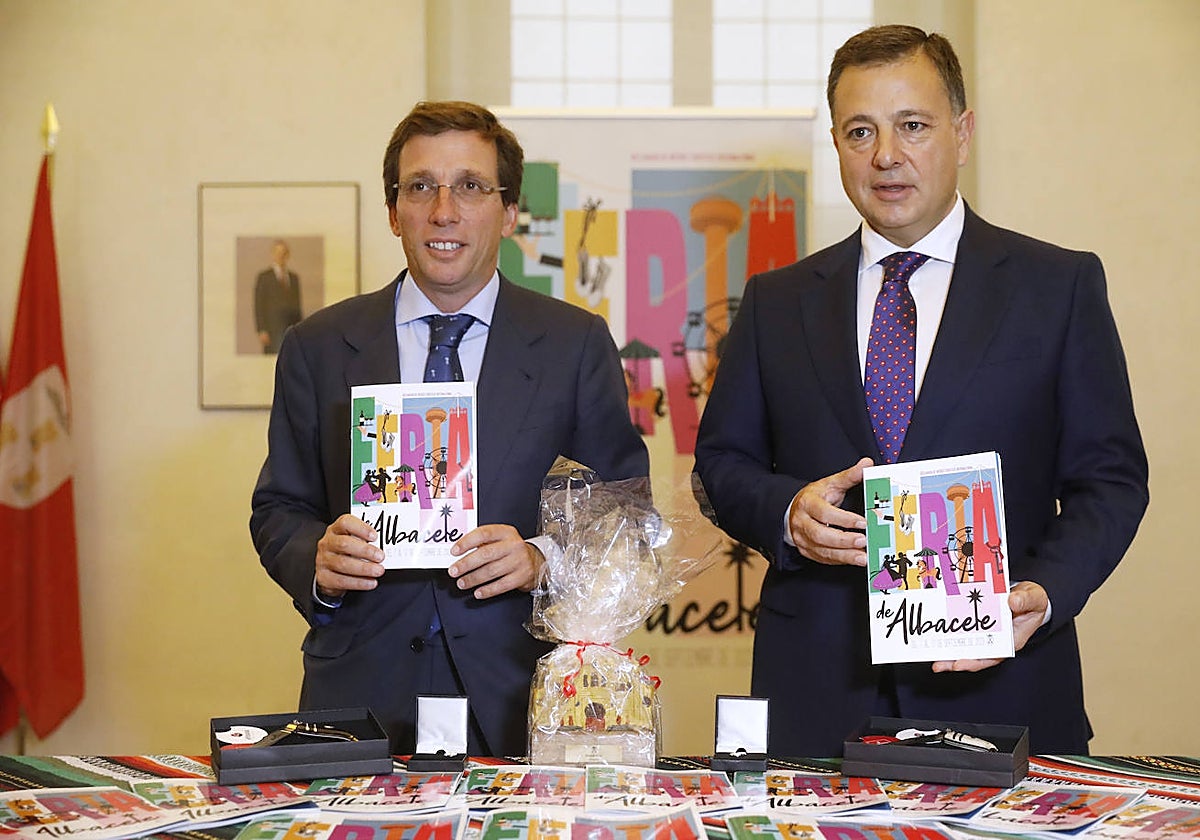 Martínez Almeida y Manuel Serrano tras la firma del acuerdo entre ambas ciudades