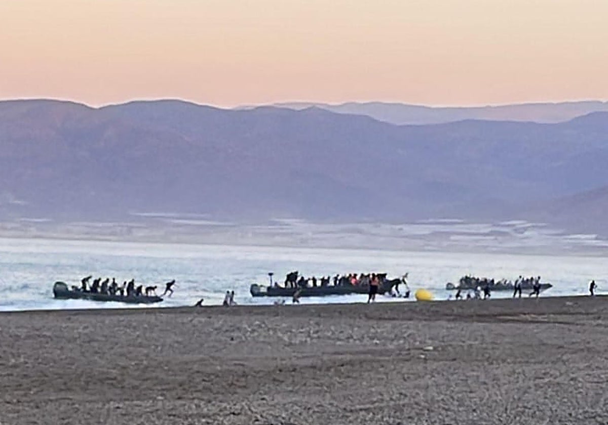 Tres 'narcopateras' con inmigrantes llegan al mismo tiempo a la costa de Almería