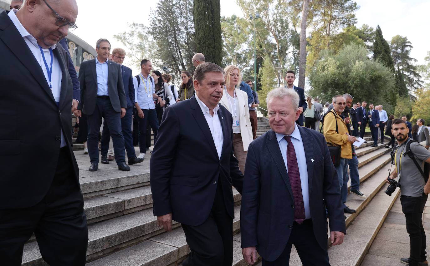 La visita de los ministros de Agricultura de la UE a la innovadora finca de Rabanales