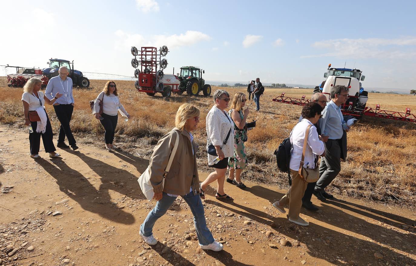 La visita de los ministros de Agricultura de la UE a la innovadora finca de Rabanales