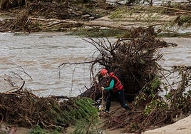 Continúa la búsqueda del anciano que fue arrastrado por la corriente cerca de una residencia en Villamanta
