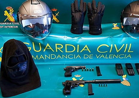 Imagen secundaria 1 - imágenes de la detención y las armas y objetos intervenidos por la Guardia Civil