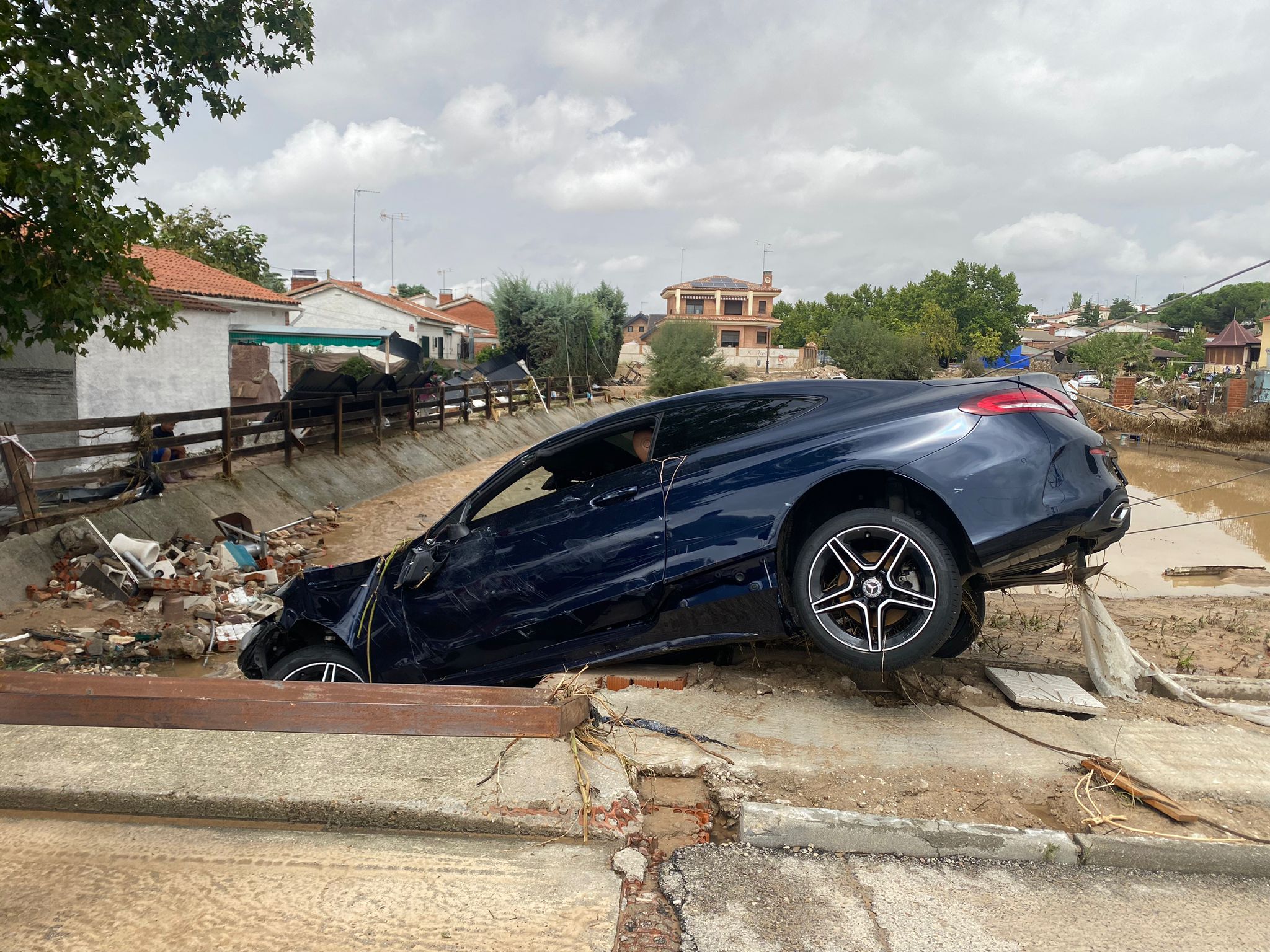 Un coche destrozado en Villamanta