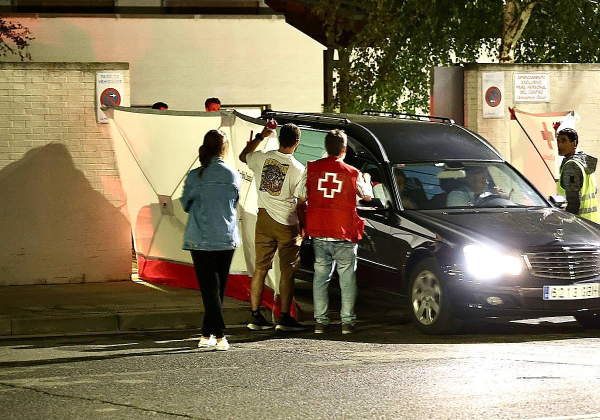 Un coche fúnebre sale del lugar donde ha tenido lugar el atropello múltiple en Haro
