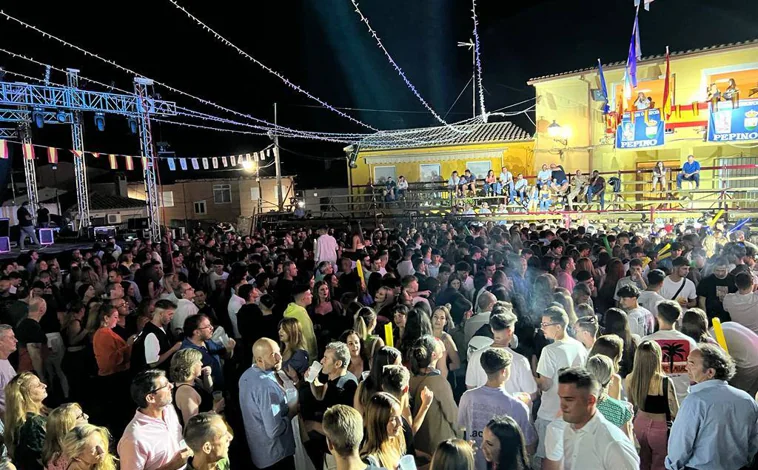 Imagen principal - Arriba, la plaza, centro de las fiestas.  Sobre estas líneas la imagen de la Natividad de la Virgen y el alcalde de Pepino, Inocencio 'Cito' Gil Resino 