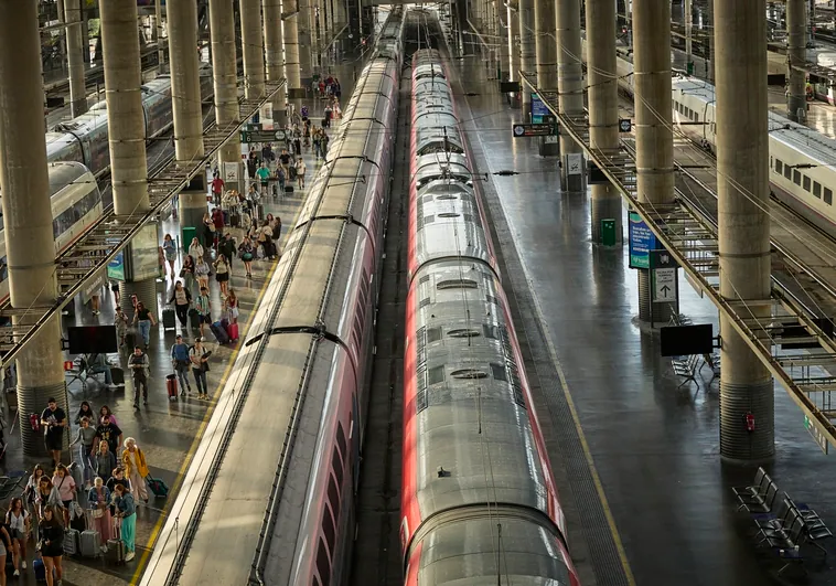 Los andenes de la estación de Atocha, en pleno funcionamiento, vuelven tras las vacaciones de verano