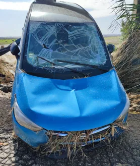 Imagen secundaria 2 - El auto quedó a merced de la inundación.  Un pilar lo salvó de llegar al río Tajo. 